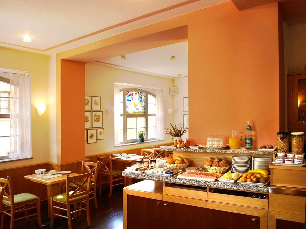 Hotel Dom-eck 3*